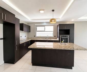 Casa de 2 plantas a la venta en condominio Los Castillos, La Guacima.