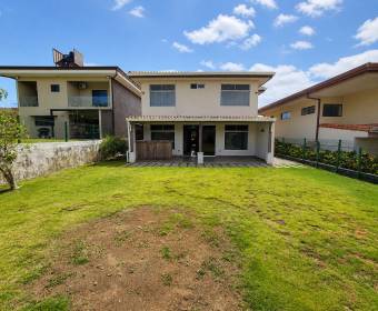 Casa de 2 plantas a la venta en condominio Los Castillos, La Guacima.