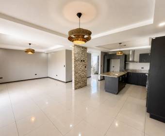 Casa de 2 plantas a la venta en condominio Los Castillos, La Guacima.