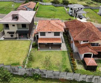 Casa de 2 plantas a la venta en condominio Los Castillos, La Guacima.