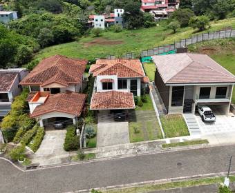 Casa de 2 plantas a la venta en condominio Los Castillos, La Guacima.