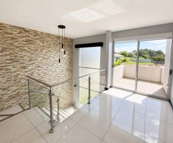 Casa de 2 plantas a la venta en condominio Los Castillos, La Guacima.