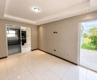Casa de 2 plantas a la venta en condominio Los Castillos, La Guacima.