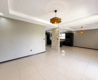 Casa de 2 plantas a la venta en condominio Los Castillos, La Guacima.