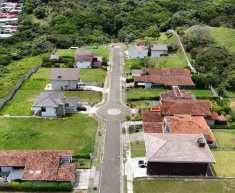 Casa de 2 plantas a la venta en condominio Los Castillos, La Guacima.