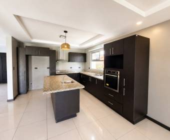 Casa de 2 plantas a la venta en condominio Los Castillos, La Guacima.