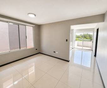 Casa de 2 plantas a la venta en condominio Los Castillos, La Guacima.