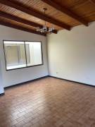  AMPLIA CASA EN ALQUILER EN SABANA SUR