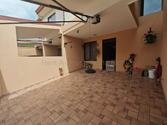 Se vende casa en Granadilla Curridabat 27-470