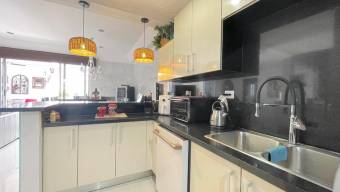 Se vende casa en San Rafael Escazú 27-527