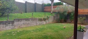 Se vende linda y amplia casa en residencial muy seguro y tranquilo Se vende linda y amplia casa en residencial muy seguro y tranquilo