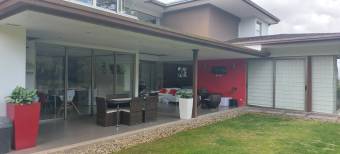 Se vende linda y amplia casa en residencial muy seguro y tranquilo Se vende linda y amplia casa en residencial muy seguro y tranquilo