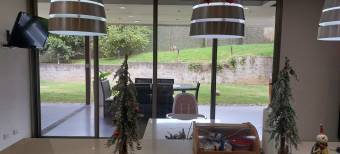 Se vende linda y amplia casa en residencial muy seguro y tranquilo Se vende linda y amplia casa en residencial muy seguro y tranquilo
