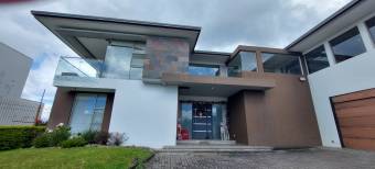 Se vende linda y amplia casa en residencial muy seguro y tranquilo
