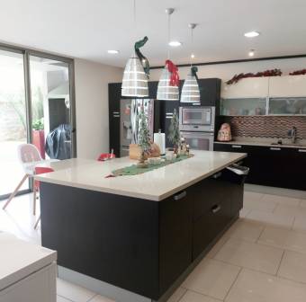 Se vende linda y amplia casa en residencial muy seguro y tranquilo Se vende linda y amplia casa en residencial muy seguro y tranquilo