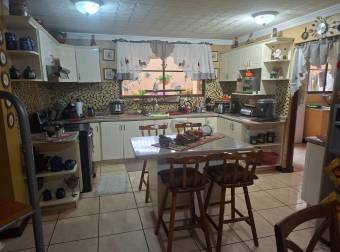Se vende amplia y bonita casa en Tres Ríos Se vende amplia y bonita casa en Tres Ríos