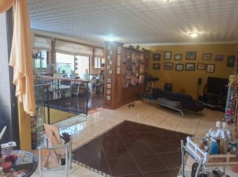 Se vende amplia y bonita casa en Tres Ríos Se vende amplia y bonita casa en Tres Ríos
