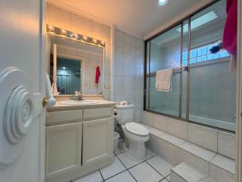 Venta de espectacular casa esquinera con potencial de inversión en San José #27-145 GS