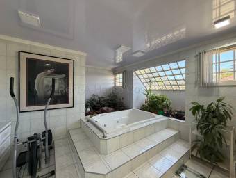 Venta de espectacular casa esquinera con potencial de inversión en San José #27-145 GS