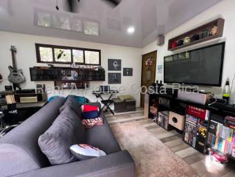 Venta de casa contemporánea con estudio musical en Santa Ana, Piedades #26-1487 GS