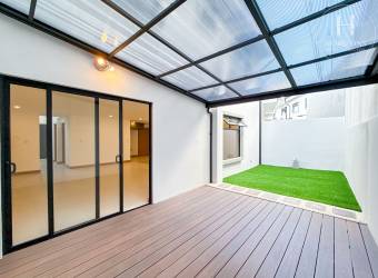 Se Vende Casa para Estrenar en Condominio Distrito San Juan, Frente al Anglo American Scho