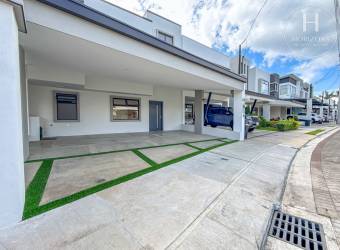 Se Vende Casa para Estrenar en Condominio Distrito San Juan, Frente al Anglo American Scho