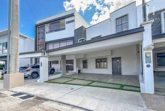 Se Vende Casa para Estrenar en Condominio Distrito San Juan, Frente al Anglo American Scho