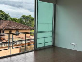 Venta de moderno loft de tres niveles con espectacular vista #26-728 GS