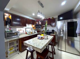 Casa en Venta en Residencial, Coronado. Ubicación Céntrica, 3 Habitaciones, Patio.