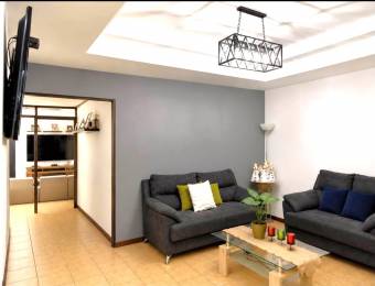 Casa en Venta en Residencial, Coronado. Ubicación Céntrica, 3 Habitaciones, Patio.