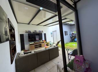 Casa en Venta en Residencial, Coronado. Ubicación Céntrica, 3 Habitaciones, Patio.