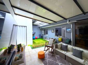 Casa en Venta en Residencial, Coronado. Ubicación Céntrica, 3 Habitaciones, Patio.