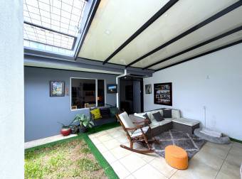 Casa en Venta en Residencial, Coronado. Ubicación Céntrica, 3 Habitaciones, Patio.