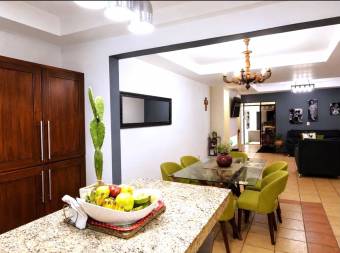 Casa en Venta en Residencial, Coronado. Ubicación Céntrica, 3 Habitaciones, Patio.