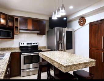Casa en Venta en Residencial, Coronado. Ubicación Céntrica, 3 Habitaciones, Patio.