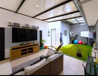 Casa en Venta en Residencial, Coronado. Ubicación Céntrica, 3 Habitaciones, Patio.
