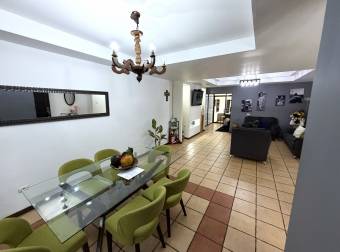 Casa en Venta en Residencial, Coronado. Ubicación Céntrica, 3 Habitaciones, Patio.