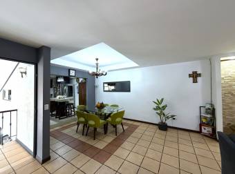 Casa en Venta en Residencial, Coronado. Ubicación Céntrica, 3 Habitaciones, Patio.