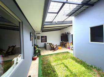 Casa en Venta en Residencial, Coronado. Ubicación Céntrica, 3 Habitaciones, Patio.