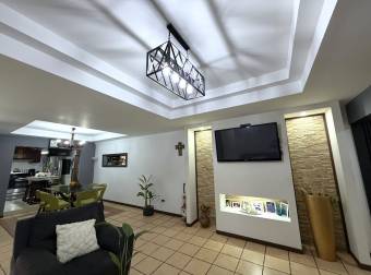 Casa en Venta en Residencial, Coronado. Ubicación Céntrica, 3 Habitaciones, Patio.