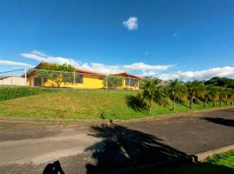 CASA CON AMPLIOS JARDINES Y VISTA AL VALLE CENTRAL  POÁS, ALAJUELA