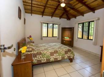 CASA CON AMPLIOS JARDINES Y VISTA AL VALLE CENTRAL  POÁS, ALAJUELA
