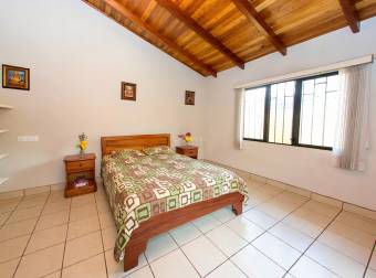 CASA CON AMPLIOS JARDINES Y VISTA AL VALLE CENTRAL  POÁS, ALAJUELA