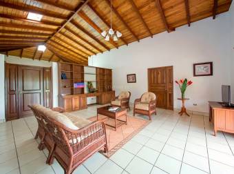 CASA CON AMPLIOS JARDINES Y VISTA AL VALLE CENTRAL  POÁS, ALAJUELA