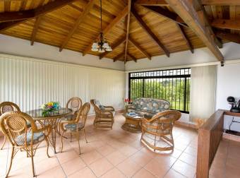 CASA CON AMPLIOS JARDINES Y VISTA AL VALLE CENTRAL  POÁS, ALAJUELA
