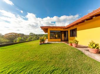 CASA CON AMPLIOS JARDINES Y VISTA AL VALLE CENTRAL  POÁS, ALAJUELA