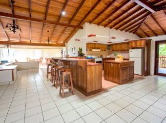 CASA CON AMPLIOS JARDINES Y VISTA AL VALLE CENTRAL  POÁS, ALAJUELA