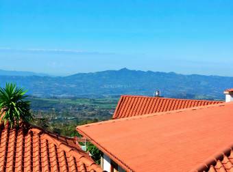 CASA CON AMPLIOS JARDINES Y VISTA AL VALLE CENTRAL  POÁS, ALAJUELA