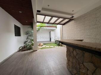 Casa en Venta en Condominio en Pozos Santa Ana 