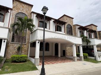 Casa en Venta en Condominio en Pozos Santa Ana 